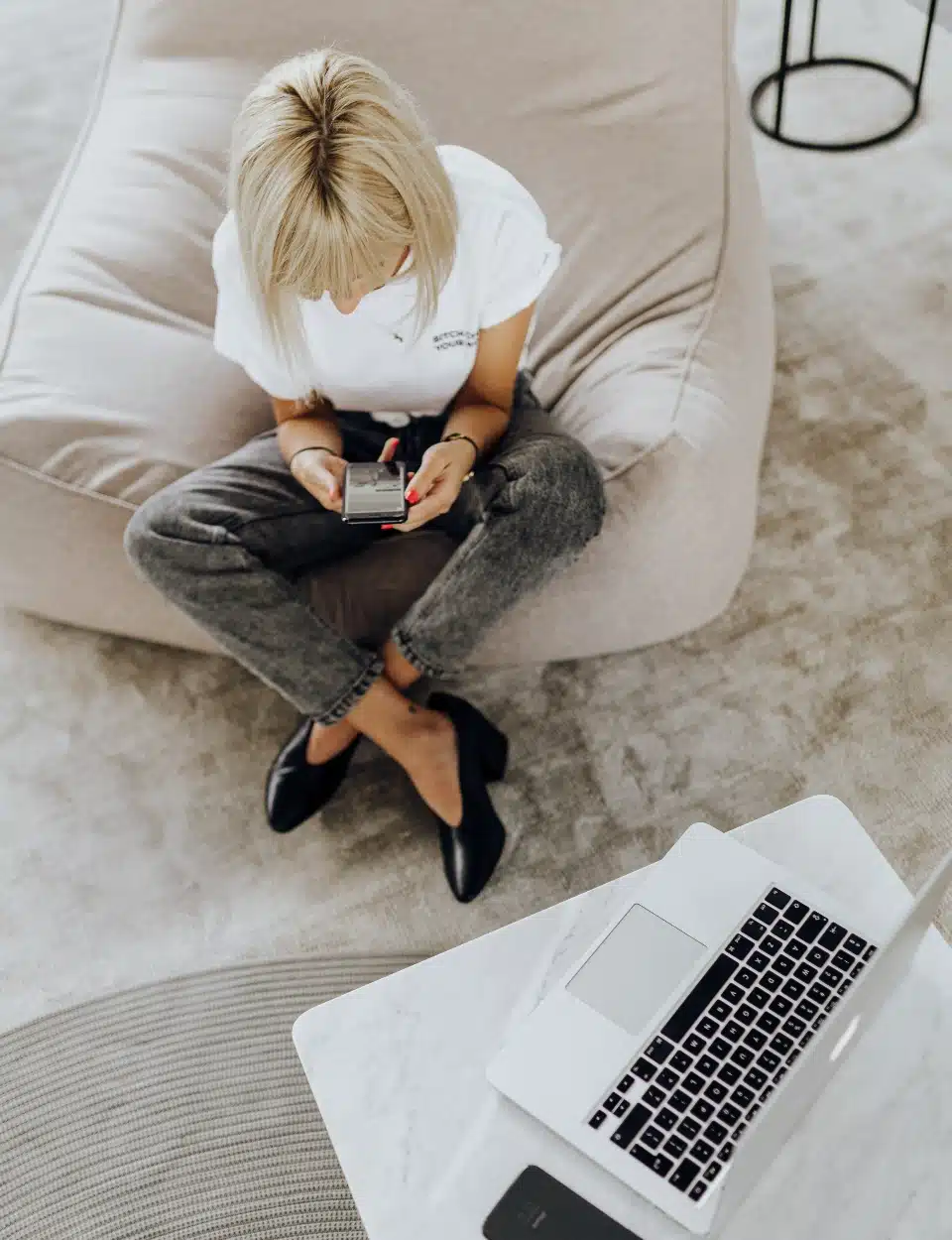 kaboompics woman working in home office 17897
